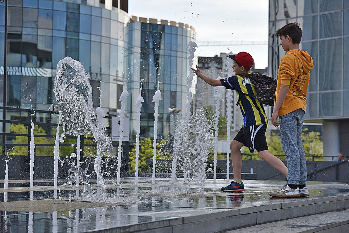 Фоторепортаж: в жару в Екатеринбурге включили фонтаны - «Уральский рабочий»